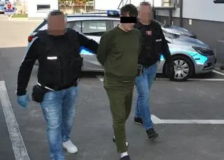 W momencie zatrzymania, 39-latek szedł chodnikiem 