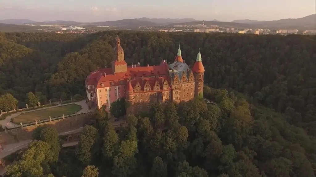 Aleksandra Janiec i Jakub Porada na zamku w Książu