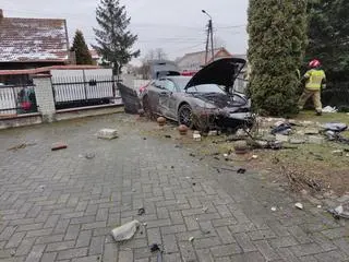 Porsche wjechało w ogrodzenie plebanii w Luszowicach (woj. małopolskie)