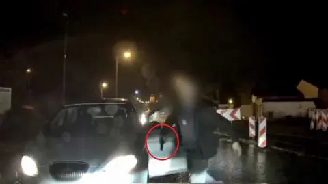 Mężczyzna wyjął broń i wycelował w kierunku innego kierowcy