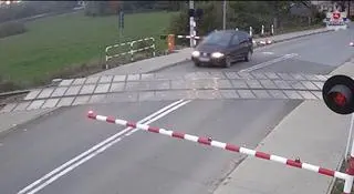 Kierowca wjechał na przejazd kolejowy mimo opadających rogatek i czerwonego światła  