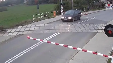 Było czerwone światło, opadały już rogatki, mimo to wjechał na przejazd kolejowy