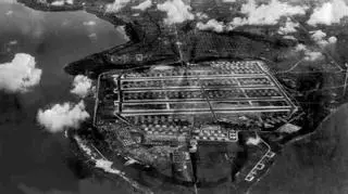 Cztery pasy startowe Lotniska Północnego na wyspie Tinian na Pacyfiku. Rok 1945.