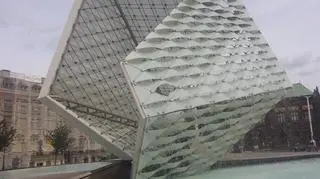 Ziszczony szklany element z daleka 