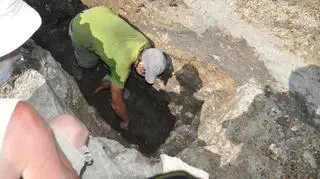 Dzwon znaleziono w fundamentach ratusza, który spłonął podczas potopu szwedzkiego w 1655 roku.