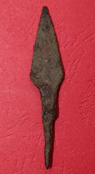 Żelazny grot strzały ze średniowiecza 