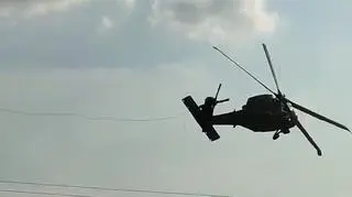 Moment zerwania linii energetycznej przez śmigłowiec Black Hawk
