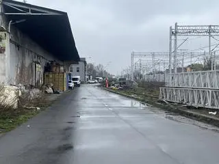 Droga wzdłuż torów kolejowych, która prowadzi do szkoły