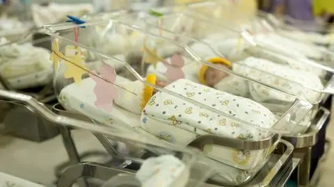 Jako noworodek została zamieniona z innym dzieckiem w szpitalu. Żąda trzech milionów euro odszkodowania