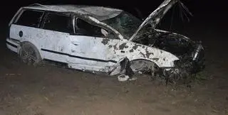 Kierowca auta marki volkswagen passat uderzył w zaparkowany na poboczu samochód. Dachował i zjechał na pole