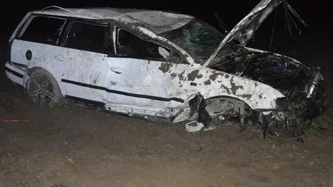 Po wypadku pasażer wypadł z auta, zmarł w szpitalu. Kierowca uciekł, szukali go całą noc