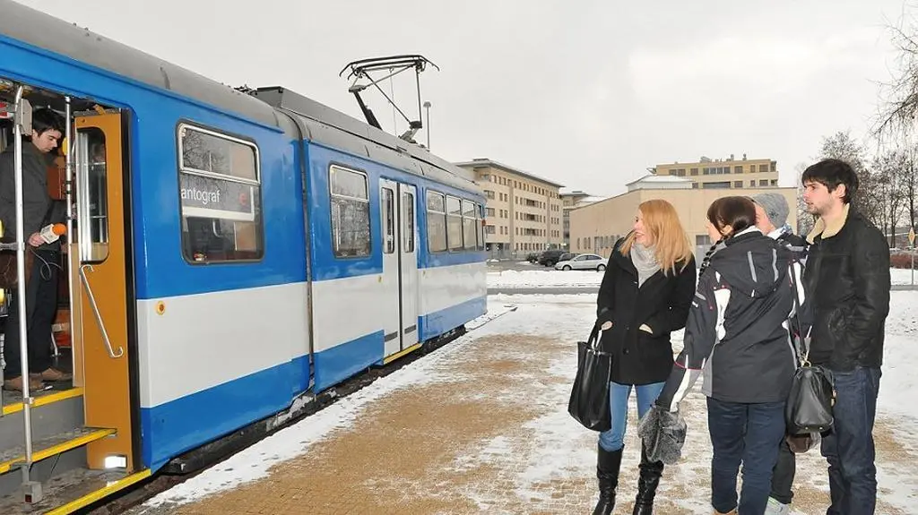 Studenci przed wejściem do nowej tramwajowej kawiarni