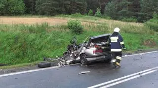 Z samochodu osobowego po zderzeniu z tirem zostało niewiele