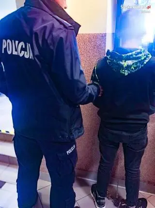 18-latek dźgnął nożem przechodnia