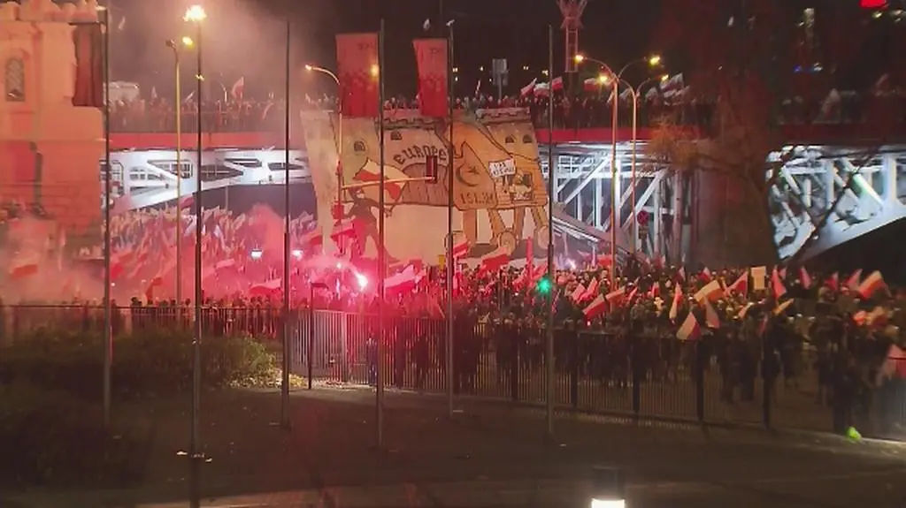 Uczestnicy marszu narodowców schodzą z mostu Poniatowskiego na Wybrzeże Szczecińskie
