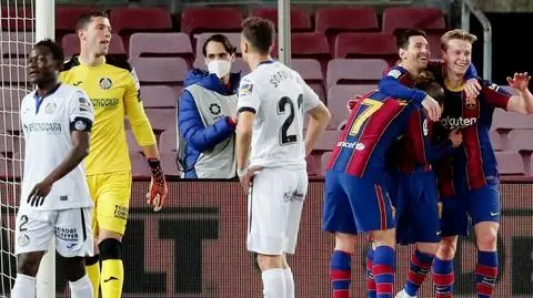 Siedem goli, dwa samobójcze. "Barcelona pozostaje w grze"