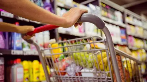 produkty  wozek supermarket shutterstock_299082896