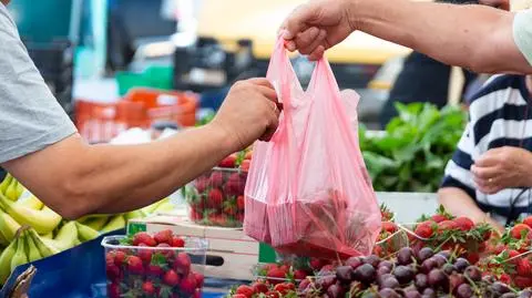 owoce zakupy bazar shutterstock_1718538325