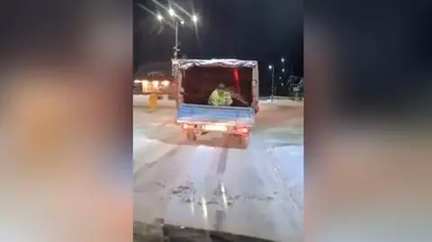 Z samochodu wyrzucał piasek na ośnieżoną jezdnię