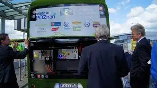 Prezydent Grobelny podziwiał nowy autobus podczas prezentacji na ławicy 