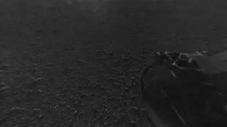 Jedno z pierwszych zdjęć zrobionych przez tylną kamerę łazika (Hazard-Avoidance camera)