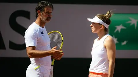 Atak paniki na korcie i sensacyjna porażka. Trener Halep bije się w pierś