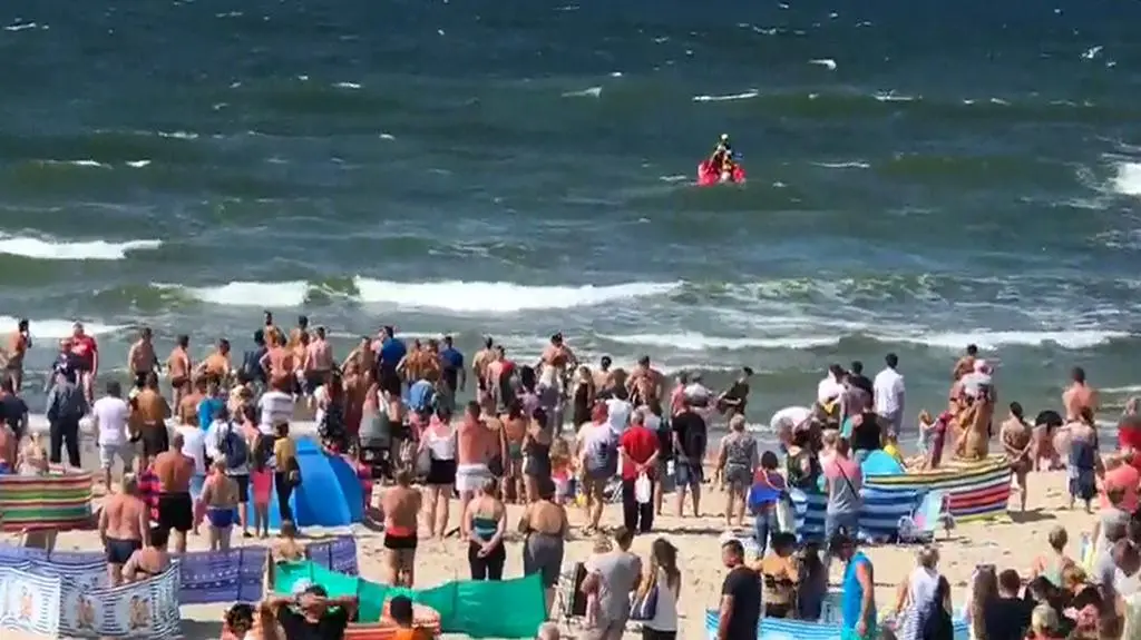 Troje dzieci porwała fala w Darłówku morze wyrzuciło jedno. 14-latek zmarł