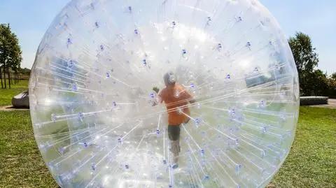 zorbing kula nadmuchiwana dziecko shutterstock_544568041
