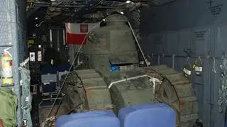 Czołg załadowany na pokład samolotu transportowego