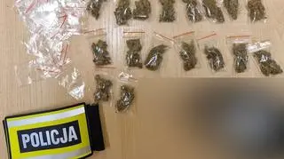 Była poszukiwana przez sąd. Pod łóżkiem i w torebce schowała narkotyki