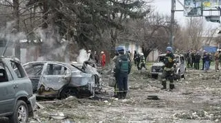 Zniszczone domy i samochody po rosyjskim ostrzale w obwodzie donieckim  