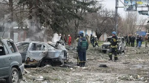 Zniszczone domy i samochody po rosyjskim ostrzale w obwodzie donieckim  