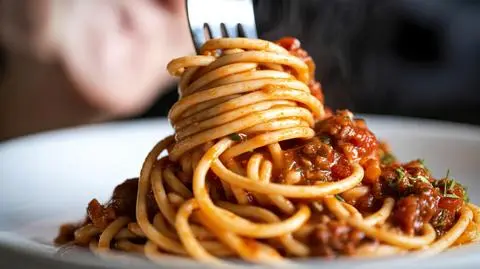 spaghetti makaron potrawa shutterstock_2725990917