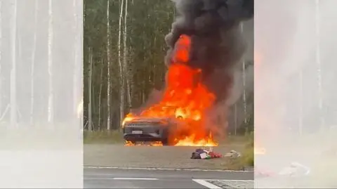 Spłonął samochód. Pasażerom pomogli policjanci