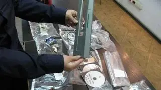 Skimmerzy stosują nakładki na bankomaty