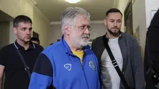Ihor Kołomojski przed wejściem na salę sądową