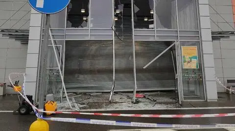 Zuchwała kradzież w sklepie z biżuterią. Staranowali drzwi galerii handlowej samochodami