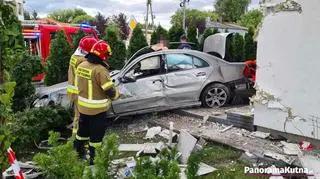 Stracił panowanie nad samochodem, staranował ogrodzenie i wjechał w dom