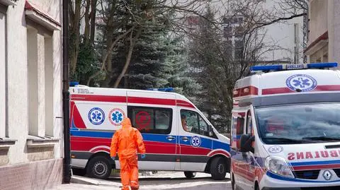 Pacjent zakażony koronawirusem zmarł w karetce przed szpitalem. Jest śledztwo prokuratury