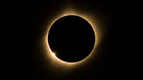 Na kilka minut niebo stało się czarne. Hybrydowe zaćmienie Słońca