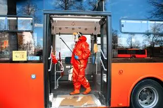Dezynfekcja autobusu w Wilnie