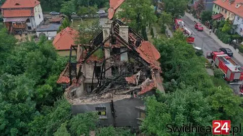 Zawaliły się dach i ściana starej willi. Strażacy przeszukują gruzowisko