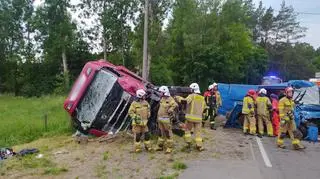 Ciężarówka przewróciła się na bok, bus został bardzo poważnie zniszczony