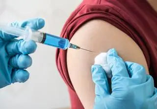 GIF wstrzymał obieg szczepionką. "Realne ryzyko"