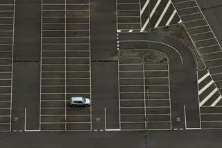 Opustoszały parking w Melbourne 