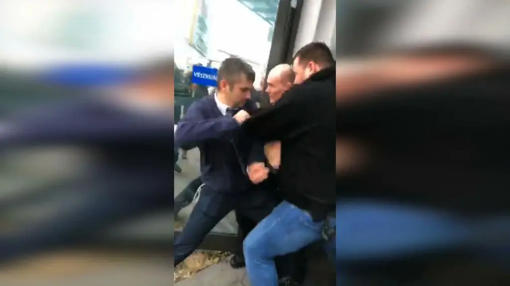 Politycy opozycyjni siłą wyprowadzeni z siedziby węgierskiej stacji telewizyjnej