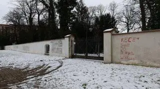 Obraźliwe napisy na zabytkowym murze w Świdnicy