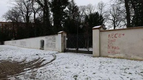 Obraźliwe napisy na zabytkowym murze w Świdnicy