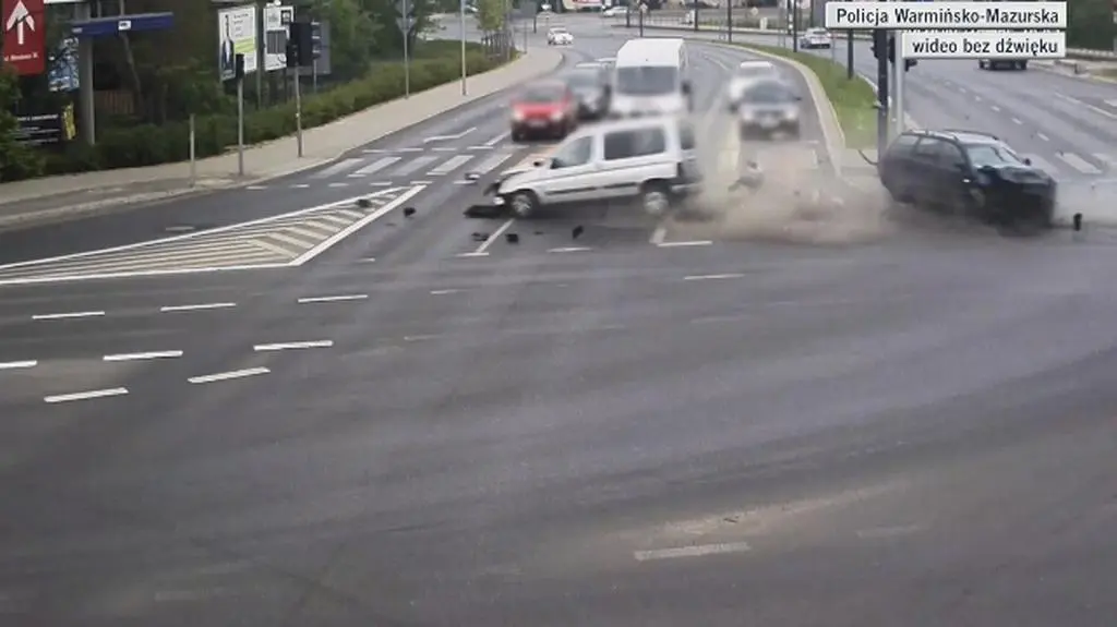 Zderzenie w Olsztynie. Nagranie z monitoringu