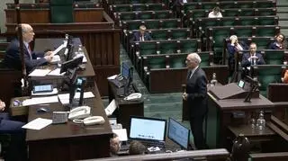 "Pan Antoni przecież doskonale zna prawdę". Macierewicz wtargnął na mównicę